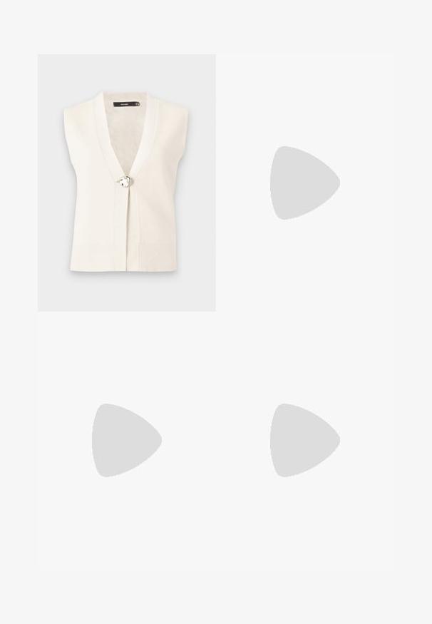 Mouwloze witte gebreide spencer met diepe V-hals en een enkele decoratieve ronde zilveren knoopsluiting middenvoor.; Witte blouse met lange mouwen, V-hals, nauwsluitende taille, met stof beklede knopen aan de voorkant en licht uitlopende zoom tegen een effen achtergrond.; Beige linnen broek met hoge taille, ruime pijpen, knoopsluiting en voorplooien, ontworpen voor een comfortabele pasvorm.; Beige ballerina met een bovenwerk van textuurstof en een geweven jute zool. Smalle, ronde neus en een lage uitsnijding. Lichtgewicht constructie.