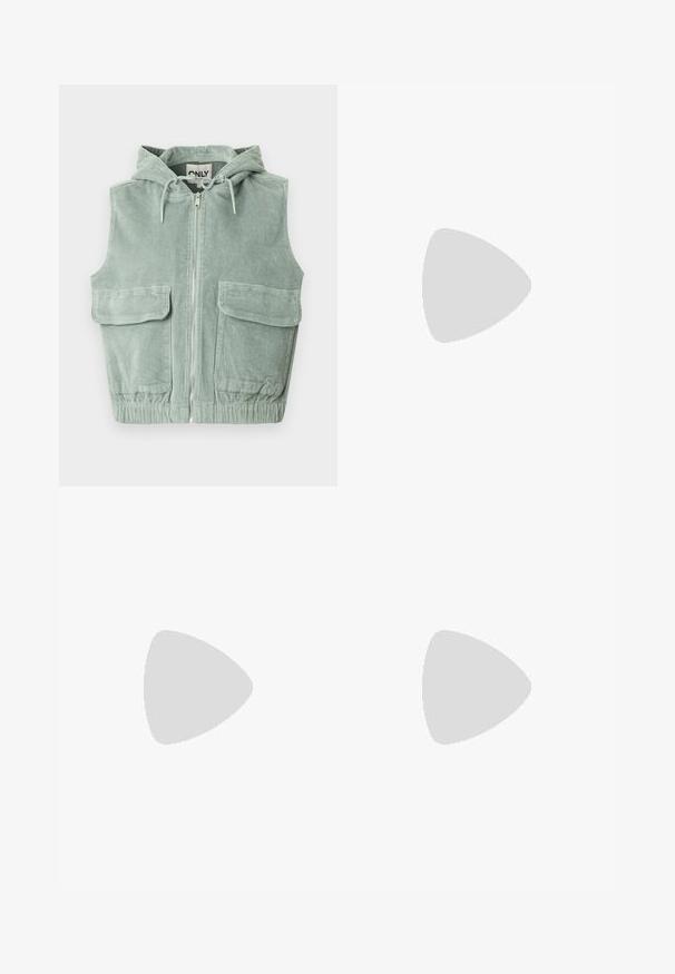 Chaleco sin mangas con capucha en pana verde claro, con cremallera frontal, dos grandes bolsillos delanteros y dobladillo elástico.; Top de cuello alto de manga larga color gris, hecho de un suave material acanalado, con un diseño ajustado y un cuello alto.; Pantalones de pana anchos en negro con cintura alta, bolsillos delanteros y cierre de botón. La tela presenta una superficie suave y texturizada.; Zapatos de cuero negros con punta redondeada, suela plana y una correa con detalle de hebilla. Tacón cuadrado grueso para mayor estabilidad.