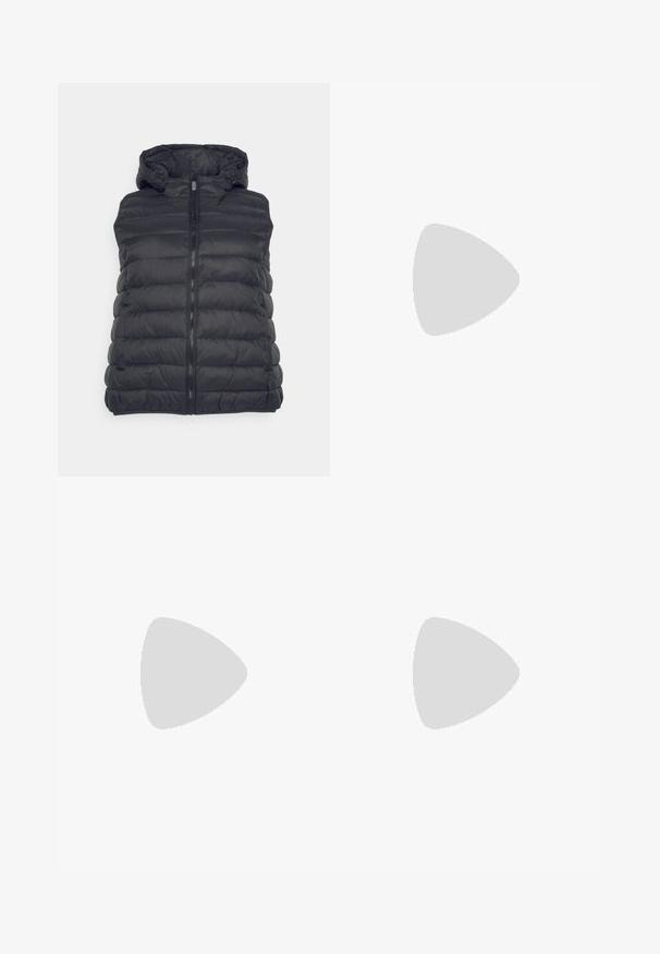 Chaleco acolchado negro con capucha, que cuenta con un cierre frontal y costuras laterales cosidas con un patrón horizontal para aislamiento. Textura suave.; Suéter negro de punto con mangas largas, cuello redondo y patrón texturizado. El dobladillo es ligeramente más largo en la parte de atrás, mostrando un ajuste holgado.; Vaqueros skinny negros hechos de una tela elástica, con bolsillos delanteros, cierre de botón y un diseño elegante sin patrones ni adornos visibles.; RAID CHERISH - Botas con plataforma - black