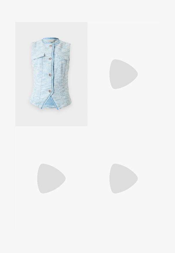Ärmellose hellblaue strukturierte Weste mit rundem Ausschnitt, vier silbernen dekorativen Knöpfen und einer kleinen Klappentasche auf der Brust.; Hellblaues Baumwoll-T-Shirt mit kurzen Ärmeln und Rundhalsausschnitt, mit kleinem gesticktem Logo auf der linken Brust.; Khaki Chinos aus Baumwolle mit geradem Bein, zwei vorderen Taschen, einem abnehmbaren Knopfverschluss und Gürtelschlaufen, mit einer glatten Textur.; Schwarze Leder High Heel Pumps mit spitzem Zehenbereich, schlankem Design und einem dezenten goldenen Logoakzent auf dem Absatz, mit glatter Textur.