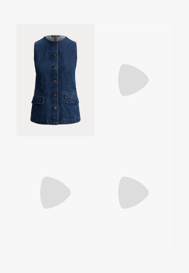 Ærmeløs mørkeblå denimvest med knaplukning foran og to klaplommer i taljen.; Lyseblå denimskjorte med spidst krave, to brystlommer og trykknapper. Har et western-inspireret stykke på skuldrene.; Mørkeblå straight-leg denim jeans med fem lommer og synlig orange syning på hvid baggrund.; Brune læder bådsko med lav skæring, snøredesign, metaløjer og en tekstureret gummisål, der har stikninger foran.