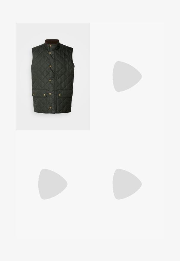 Gilet vert matelassé avec col montant, boutons-pression dorés et poches avant doubles, doté d'un tissu lisse et texturé.; Pull en tricot à manches longues avec col rond présentant des rayures horizontales dégradées dans des tons bruns et beiges.; Pantalon en velours côtelé vert foncé, coupe droite, avec poches à l'avant, fermeture à bouton et tissu texturé.; Bottine Chelsea en cuir brun foncé avec panneau latéral élastique noir, languette au talon, semelle épaisse noire crantée et bout arrondi.