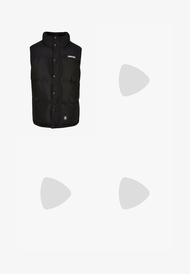 Zwarte gewatteerde vest met hoge kraag, drukknoopsluiting en logo op de borst. Materiaal lijkt glad met een matte afwerking.; Zwarte pullover hoodie gemaakt van zachte stof, met een voorzak in kangoeroestijl, brede manchetten en een ontspannen pasvorm. Zonder afbeeldingen of patronen.; Witte cargobroek met zwarte zijpanelen, elastische tailleband en cargopockets. Beschikt over verstelbare zoom en FUBU-logo op het linkerlijf.; Zwarte high-top sneaker van suede en synthetische materialen, met een witte zool, platte veters en logodetail nabij de enkel. Geweven afwerking over het hele oppervlak.
