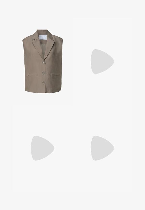 Hihaton beige bleiser, jossa on kolme nappia, lovellinen kaulus, kaksi rintataskua ja Street One -merkkilappu kauluksen sisäpuolella.; Kermaattivärinen V-pään neule, jossa on ribbitekstuuria, löysä malli ja kellomaiset hihat, joissa on hienovaraisia metallilankakoristeita.; Ruske lakanbuks med et smocket talje. Bred bendesign, let tekstur og subtil drapering. Ingen synlige mønstre eller hardware.; Ruske suede korkeavartiset tennarit, joissa on vaaleanbeige wedge-pohja, pyöristetty kärki ja nauhattach. Rakenne on teksturoitu hienoilla saumojen yksityiskohdilla.