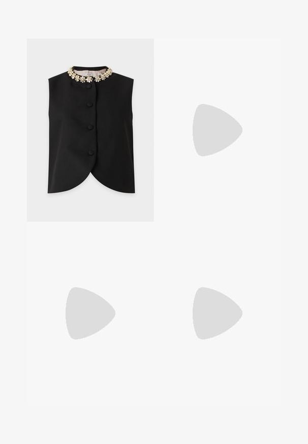Veste noire sans manches avec quatre boutons recouverts de tissu et un col floral décoratif orné de perles sur fond uni.; Haut noir en maille à manches courtes avec motif torsadé, doté d'un col pointu blanc orné de perles et d'une petite ouverture frontale avec bouton.; Mini-jupe noire avec une silhouette structurée, présentant des coutures à l'avant et des poches latérales, fabriquée à partir d'un tissu lisse et léger.; Chaussures en cuir noir avec détails de brogue, dotées de deux sangles à boucle, d'un bout arrondi et d'un talon bas. Texture lisse avec finition brillante.