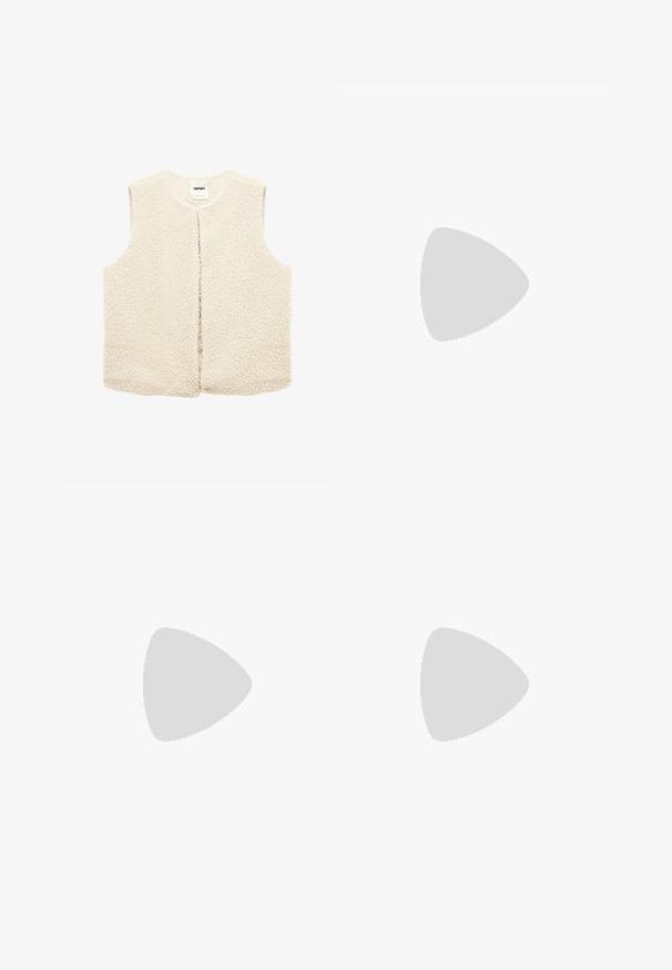 Cremefarvet ærmeløs shearling vest med rund halsudskæring og åben front, i et struktureret, blødt fleece materiale.; Langærmet, rundhalset top i blødt, let hvidt stof med en afslappet pasform. Har en ren kant og ingen synlig hardware.; Beige kordfløjl brede bukser med et tekstureret mønster, der har to forlommer og en enkelt knapåbning.; Beige, bløde, fuzzy tøfler med en solid flad sål og rund tå, der har et sømløst design og en blød tekstur.