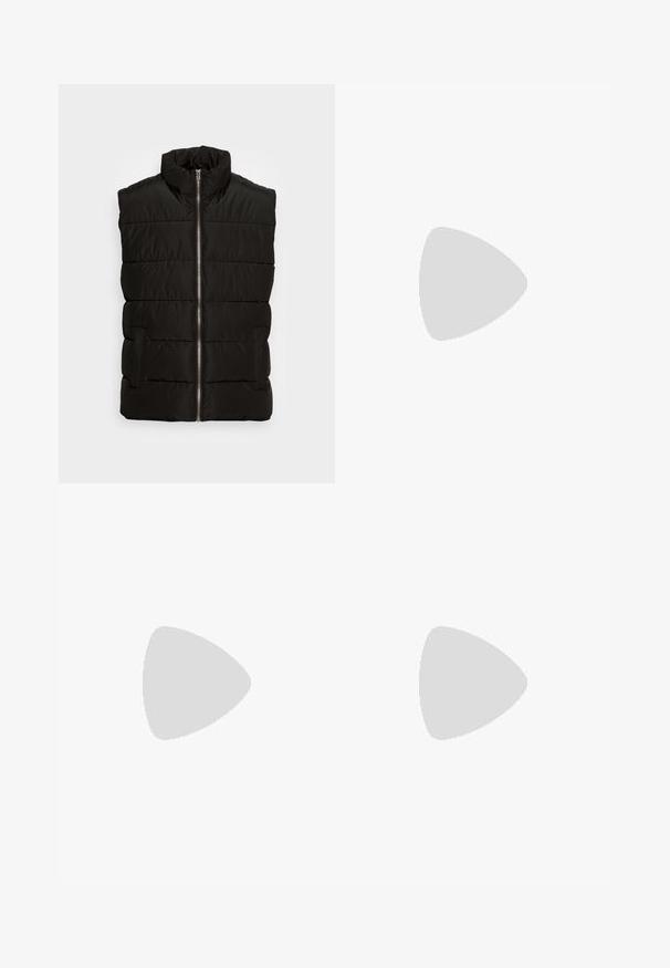 Chaleco de plumas negro con un alto cuello, cremallera frontal y bolsillos laterales. Presenta costuras horizontales para una textura acolchada.;  camiseta blanca de manga larga hecha de algodón, con cuello redondo, hombros caídos y un pequeño logo blanco en el pecho.; Pantalones cargo en verde oliva, hechos de un tejido resistente. Presenta dos bolsillos laterales, una cintura estándar y un diseño de pierna recta.; Zapatilla blanca Nike Air Force 1 con el logo Swoosh negro, cordones atados, posicionada en el aire sobre una superficie de concreto texturizado al aire libre.