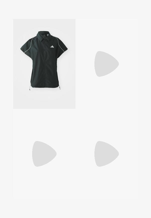 adidas Sportswear STADIUM COVER - Vest - black/off-white; Sort cropped træningstop med lange ærmer lavet af glat stof. Har et hvidt logo på brystet og stribede detaljer på ærmerne.; Sorte atletiske shorts lavet af strækbart stof, med en høj talje, en glat tekstur og et hvidt tre-stribe logo på siden.; Hvid løbesko med tre blå striber, lys beige tyk sål mærket "Lightstrike Pro," og hvide snørebånd på en ensfarvet baggrund.