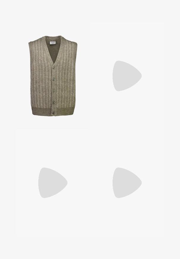 Knapåbnet uldvest uden ærmer med V-hals, subtilt lodret mønster i beige og lysebrune nuancer.; Beige skjorte med lange ærmer, knapper foran, en brystlomme foran og klassisk krave, vist fladt på en hvid baggrund.; Brune, plisserede bukser med lige ben-design, der har en enkelt knaplukning, lavet af tekstureret stof.; ALDO DONALD - Business sko - dark brown