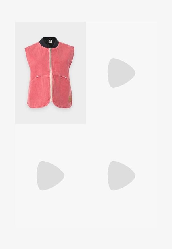 Mouwloze, vervaagde roze vest met ritssluiting, voorzakken, zwarte geribbelde kraag en een kleine rechthoekige logopatch aan de onderkant aan de rechtervoorkant.; Roze poloshirt met lange mouwen en zwarte en witte horizontale strepen, voorzien van een knoopsluiting met twee knopen en een klein geborduurd logo op de borst.; High waist donkerblauwe wijde denim jeans met knoop- en ritssluiting aan de voorkant en voorzakken, getoond op een lichte achtergrond.; Roze en witte sneaker met rubberen, gestructureerde zool. Bevat een sterlogo en contrasterende accenten. Glad bovenwerk met vetersluiting.