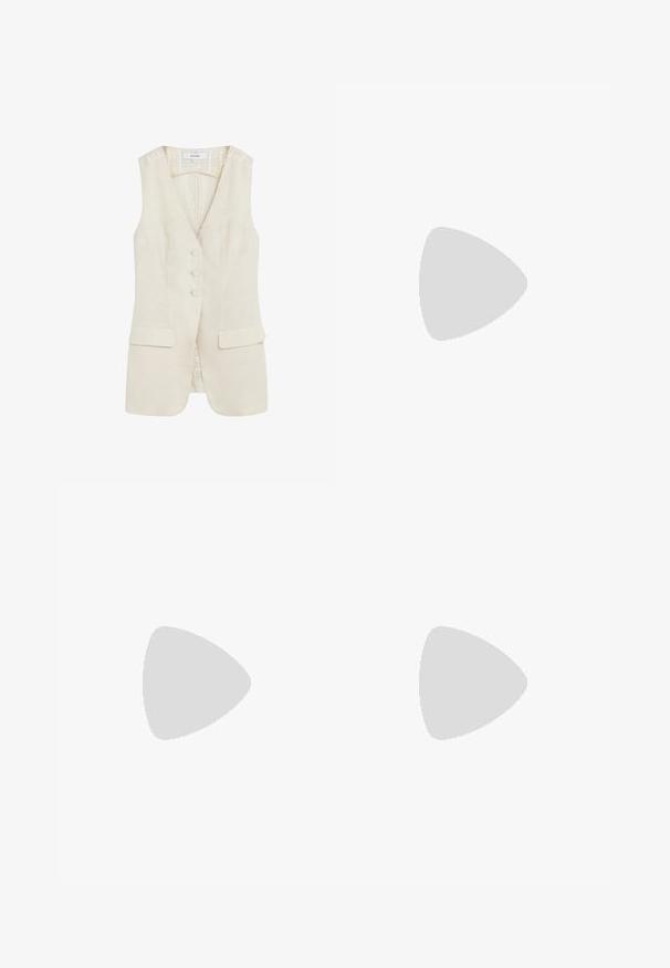 Ærmeløs beige skræddersyet vest med tre stofbetrukne knapper og to klaplommer, med V-hals og strukturerede sømme.; Grå langærmet polo sweater med sort og hvidstribet krave og manchetter, to knapper og lille "obey" logo på brystet.; Beige vidde bukser med plisseringer, med høj talje og kombineret med et mørkebrunt læderbælte med sølvspænde.; Beige slidesandaler med to justerbare stropper og guldfarvede spænder. Korksål med en struktureret hvid gummisål.