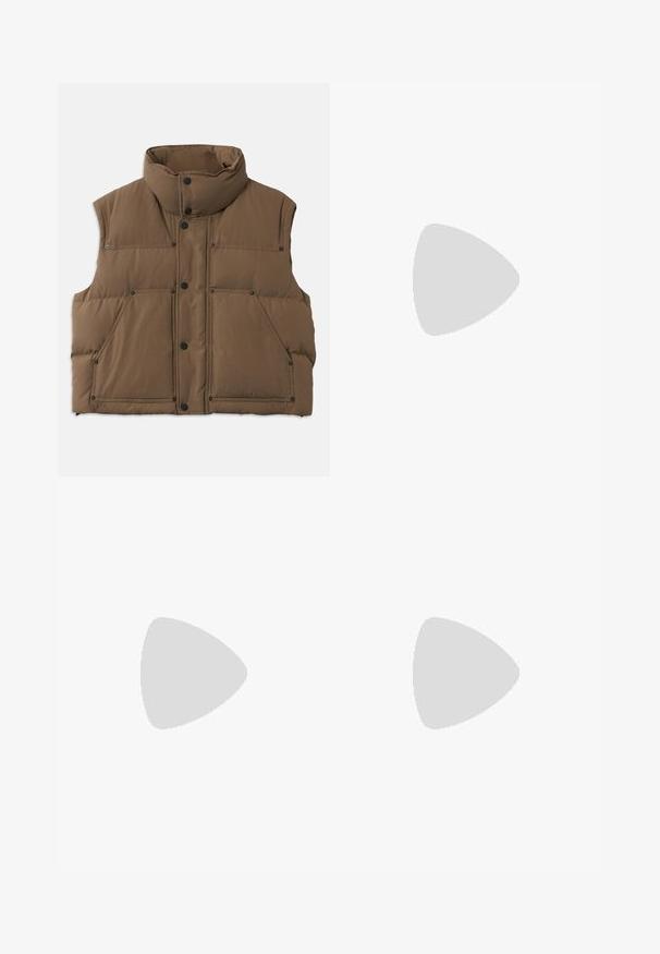 Brahmest vest kõrge kraega, ees nupud ja neli taskut. Sile tekstuur, varrukateta disain ja kergelt polsterdatud.; Valge pikkade varrukatega nööbitav särk klassikalise kraega ja tavapärase lõikega. Valmistatud siledast kangast, millel on kaheksa nööpi ees.; Tumed sinine denim teksad sirge säärega, keskmise tõusuga vöökohaga, esipocketite ning klassikalise õmblusega. Omab metallist nupuvajutust ja lukku.; Mustad mustakaksed nahkkingad tekstuurse pinnaga, ümar varvas ja dekoratiivne metallist aktsent ülevalt. Madal profiil.