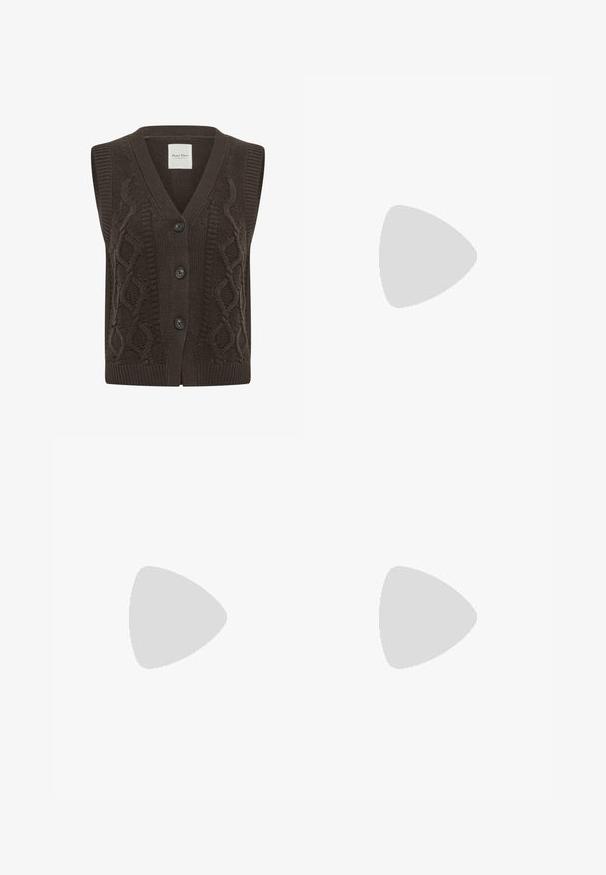 Chaleco sin mangas de punto en marrón oscuro con diseño de cable, cuello en V y tres botones negros en la parte delantera.; Suéter de cuello alto de canalé marrón oscuro con un cuello ajustado y mangas largas, que presenta una tela texturizada y un dobladillo recto.; Pantalones de pana marrón de pierna ancha con pliegues, que presentan una textura suave y una cintura de altura media. Los acabados del dobladillo son limpios y rectos.; Zapato de vestir masculino wingtip de cuero marrón con detalles brogue y paneles laterales de tela a cuadros, mostrado de perfil sobre fondo blanco.