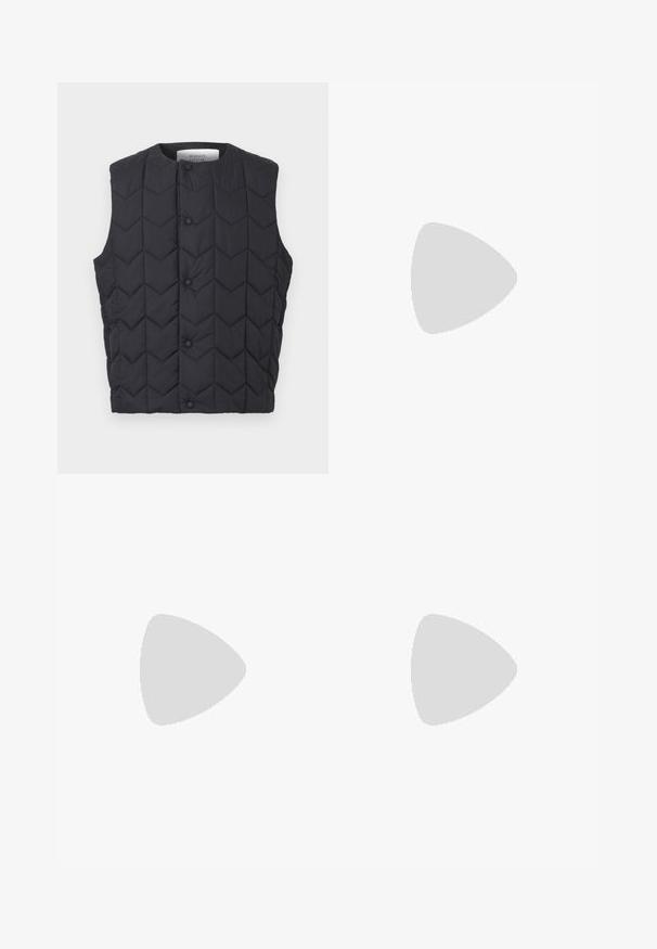 Veste sans manches matelassée noire avec fermeture à boutons-pression et motif de piqûres en chevron, étiquette Maison Kitsuné à l'intérieur du col.; Chemise noire à manches longues avec un col pointu, fermeture à boutons sur le devant et coupe slim. Confectionnée en tissu lisse, elle présente un discret broderie de logo.; Pantalon de survêtement noir avec taille à cordon, poches latérales, détail poche cargo et coutures visibles. Tissu doux avec une coupe décontractée.; Basket en suède noire avec une semelle plate et texturée, un bout rond, six œillets pour les lacets et un design minimaliste.