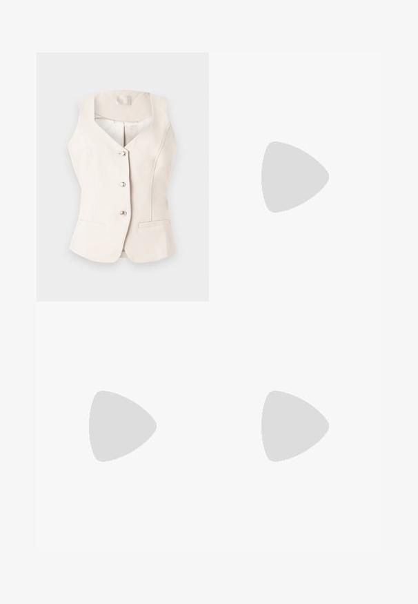 Gilet tailleur sans manches de couleur crème avec col en V, trois boutons argentés et deux poches passepoilées à l'avant, sur fond clair.; Chemise noire à manches longues avec boutons, col classique, coupe slim et détails de coutures sur fond gris clair.; Pantalon beige taille haute à jambes droites, avec passants de ceinture et plis à l'avant, présenté sur fond blanc.; Escarpin en daim noir à bout pointu avec un talon stiletto fin de hauteur moyenne et un design à coupe basse sur un fond uni.