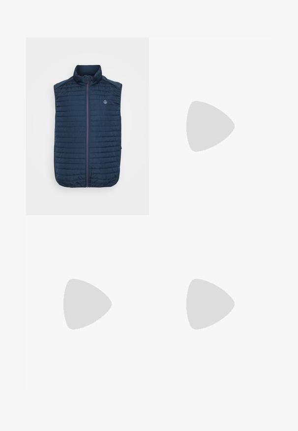Tumesinine ilma varrukateta vest, millel on horisontaalne tikanditextuur, kõrge kaelus, esikinnitus ja küljetaskud. Rinnal on logo.; Valgehall kapuutsiga sweatshirt, millel on paela tõmbed ja rinnal tume- ning helesinise tekstiga "JACK & JONES".; Sinine denimist teksapüksid sirge sääre lõikega, viie taskuga ja kontrastset õmblust. Omab nööpidega kinnihoidmist ja vööde jaoks silmuseid vöökohal.; Must värvi ja hallid spordijalatsid, mille ülemine osa on valmistatud võrgust ja nahast, valge vaheosaga, paeltega ja küljel julge "N" logo.