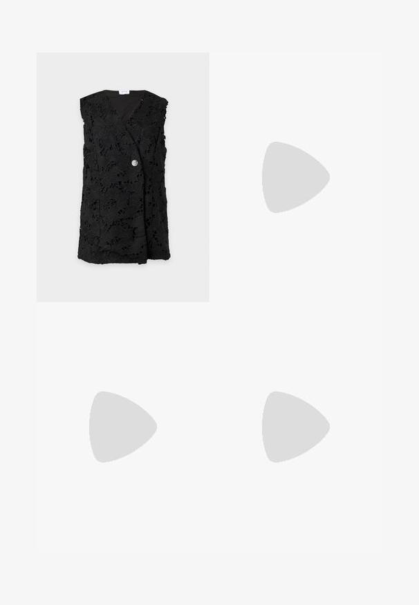 Veste sans manches en dentelle noire avec motif floral et une seule fermeture à bouton en argent sur le devant.; Robe longue noire sans manches avec fines bretelles, corsage froncé et jupe fluide froncée.; Mule ouverte en cuir verni noir avec un petit talon kitten bas et une large bride sur les orteils, présentée en profil sur un fond uni.; Sac à main noir avec texture crocodile, bord supérieur froncé, poignée plissée et pompons à cordon de chaque côté sur fond blanc.