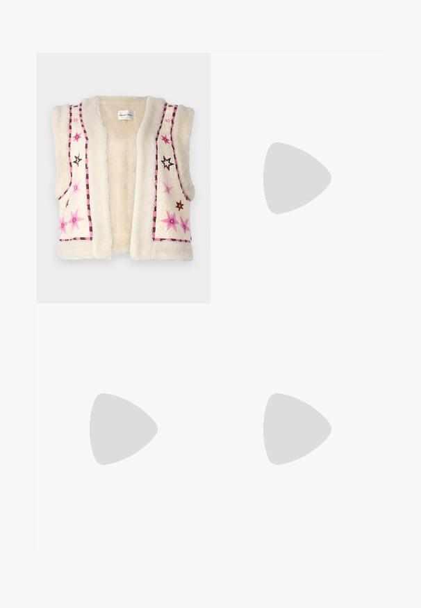 Faux pels vest i cremefarve med pink og brun stjernestikning samt ternet kant langs kanten og halsudskæringen.; Grå sweater med en refleksiv strikket tekstur, rund halsudskæring, og ribbede manchetter og kant; let løs pasform og lange ærmer.; Blå højttaljede denimjeans med vide ben, der har en glat tekstur, minimale syningsdetaljer og en klassisk fem-lomme-stil.; Sort læderankelstøvle med spids tå og blokhæl, der svæver over en reflekterende grå gulv nær en væg af glasblokke.