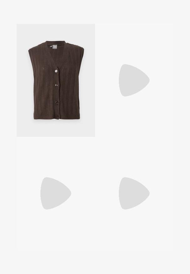 Gilet sans manches marron foncé en tricot avec côtes verticales et quatre boutons devant, avec un col en V et une petite étiquette de marque à l’intérieur du col.; Chemise blanche à manches longues avec boutons cachés, col pointu et coupe ajustée à la taille.; Pantalon marron droit avec passants de ceinture et fermeture éclair à l'avant, affiché sur un fond clair.; Chaussure à talon haut en cuir marron à bout pointu avec un talon aiguille fin et une finition lisse sur un fond clair.