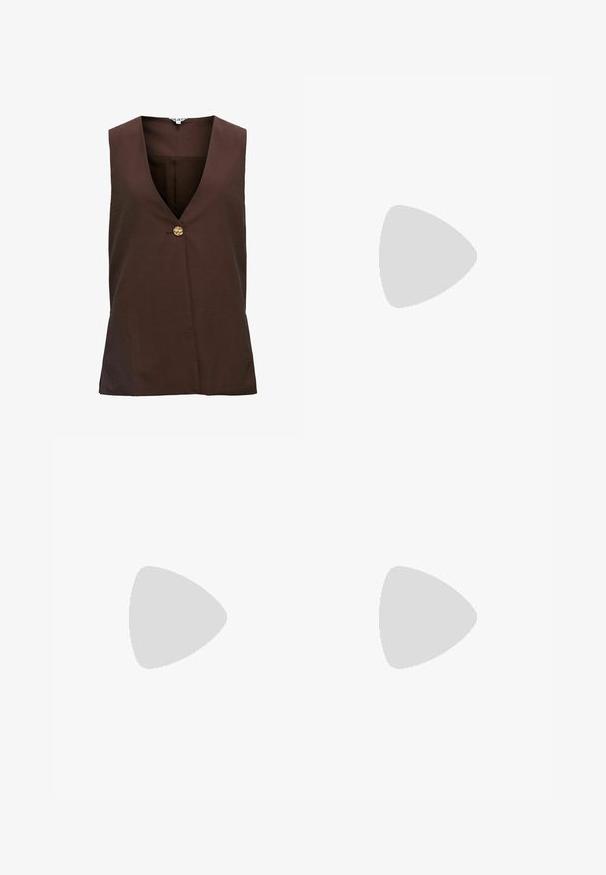 Gilet sans manches couleur brun foncé avec un col en V, doté d'un seul bouton décoratif doré à l'avant, en tissu texturé.; Pull polo à manches courtes en marron, fabriqué dans un matériau pelucheux avec une texture lisse, présentant un col et une patte de boutonnage à trois boutons.; Pantalon marron taille haute à jambes larges avec passants de ceinture, poches latérales et plis sur le devant, en tissu texturé.; Mocassin pour homme en daim marron foncé avec un petit talon et une couture style mocassin, présenté de profil sur un fond blanc.