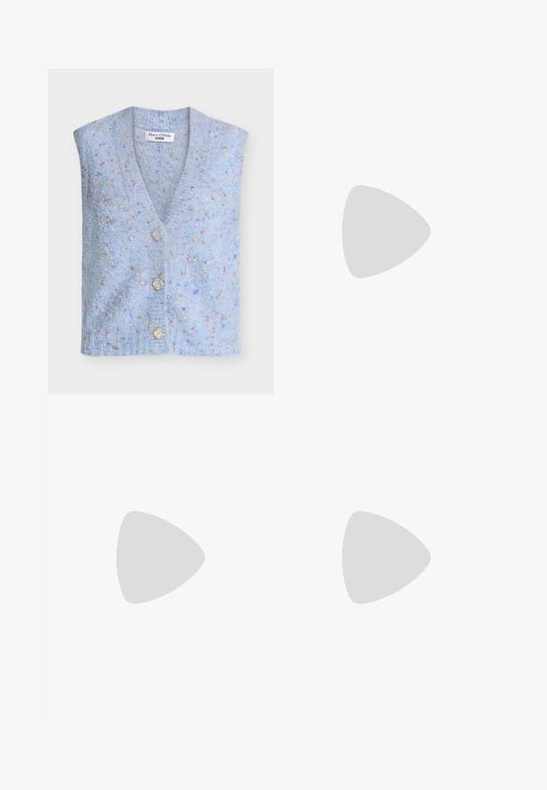 Veste tricotée bleu clair avec un col en V, quatre boutons et un tissu texturé présentant des motifs multicolores dispersés.; Chemise bleu clair à manches longues, boutonnée, avec motif à pois blancs et col pointu sur fond uni.; Pantalon large taille haute bleu clair avec plis devant et fermeture de ceinture dissimulée.; Chaussure plate slingback en cuir noir avec un orteil carré, dotée d'un fini verni brillant et de sangles ajustables pour un maintien sécurisé.