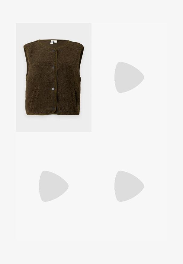 Ruskea ilmanhiha vest, joka on valmistettu strukturoidusta fleece-kankaasta. Siinä on pyöreä kaula-aukko, painonappikiinnitys ja sivutaskut.; Harmaa neulepaita, jossa on pitkät hihat, pyöreä pääntie, jota korostaa musta pitsi, sekä ribattua helmaa. Paita on valmistettu pehmeästä ja teksturoidusta kankaasta.; Vaaleansiniset leveät farkut, joissa on raaka helma, valmistettu denimestä. Ominaisuuksiin kuuluu nappikiinnitys, vyölenkit ja sivutaskut.; Vaaleanbeige tennarit, joissa on teksturoitu neulepäällinen, valkoiset kumikorostukset ja ruskea kumipohja. Varustettu nauhakiinnityksellä ja brändäyksellä kantapäässä.
