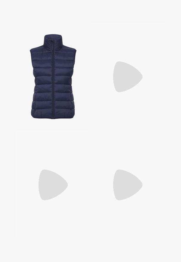 Gilet matelassé bleu marine avec col montant, motif matelassé horizontal, fermeture éclair sur le devant et sans manches. Tissu léger et isolant.; T-shirt blanc à manches courtes avec un col rond, fabriqué en tissu léger. Design simple, texture lisse et ourlet droit.; Jean en denim à jambes larges de couleur bleu foncé, doté d'une taille haute, de motifs délavés prononcés à l'avant, et d'un style classique à cinq poches.; Baskets plateformes blanches avec tige en cuir, bout rond et fermeture à lacets. Présente des perforations sur les côtés et un logo discret au niveau du talon.