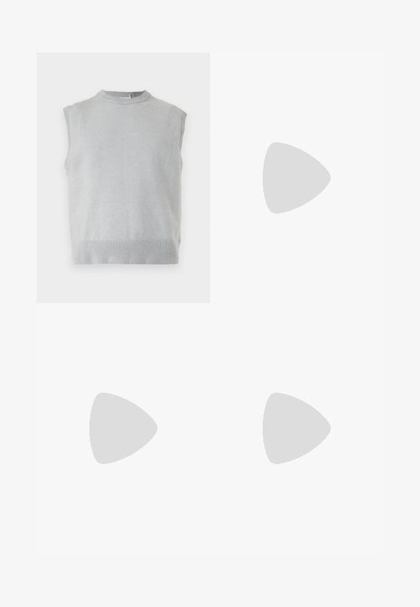 Gilet sans manches en tricot gris clair avec col rond côtelé et ourlet, présenté sur un fond uni.; Chemise blanche à manches longues en coton ; elle possède un devant à boutons, un col pointu et une poche sur la poitrine. Texture lisse, sans motifs.; Pantalons plissés gris à coupe décontractée, en tissu léger. Comprend des poches avant et une fermeture à bouton à la taille.; Mocassin penny en cuir noir avec surface texturée, petit talon et une lanière sur le dessus, présenté de profil sur un fond uni.