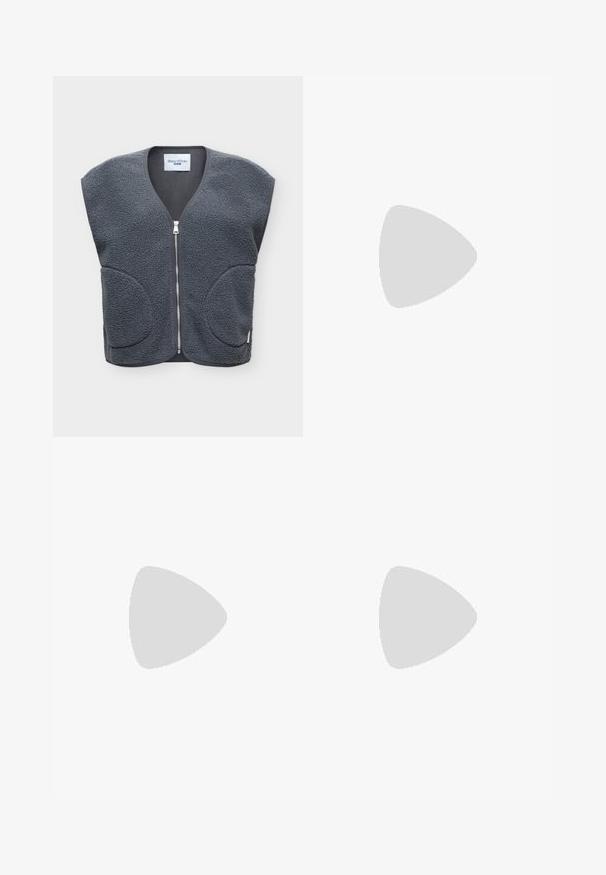 Veste polaire sans manches gris foncé avec zipper devant et deux poches arrondies, étiquetée Marc O'Polo Denim.; Sweat à capuche noir ample avec manches trois-quarts et texte argenté "BE FREE LET'S GET LOUD" à l'avant avec cordons noirs.; Pegador TANAMI WIDE PANTS - Pantalon cargo - black; Botte de combat en cuir noir avec un bout rond, un laçage à l'avant et une sangle au niveau de la cheville. Dispose d'une semelle en caoutchouc épaisse pour une durabilité optimale.