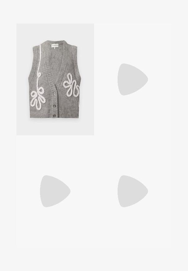 Cardigan sans manches gris tricoté avec un col en V profond, trois boutons et une broderie florale blanche en boucles sur les côtés avant.; Chemise à manches courtes bleu marine avec un motif à carreaux subtil et un col pointu.; Pantalons noirs à jambes larges avec une surface texturée, dotés d'une taille plate et de deux poches latérales. Le tissu semble léger et fluide.; Sandale beige à lanières avec une fine boucle pour l'orteil, deux lanières latérales, une bride arrière, une semelle rembourrée et un talon noir élégant de hauteur moyenne.