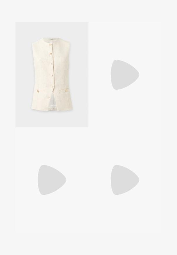 Gilet crème texturé sans manches avec encolure ronde, boutons dorés à l'avant et deux poches boutonnées à la taille.; Chemise blanche à manches longues avec un col décoratif et orné. Fermeture à boutons et texture de tissu lisse. Design classique à col boutonné.; Pantalon noir sur mesure avec une texture lisse, coupe droite et plis à l'avant. Comprend une ceinture plate sans quincaillerie visible.; Sandale à talon haut noire avec une bride étroite à la cheville, bout carré, cuir lisse et accent de boucle métallique.