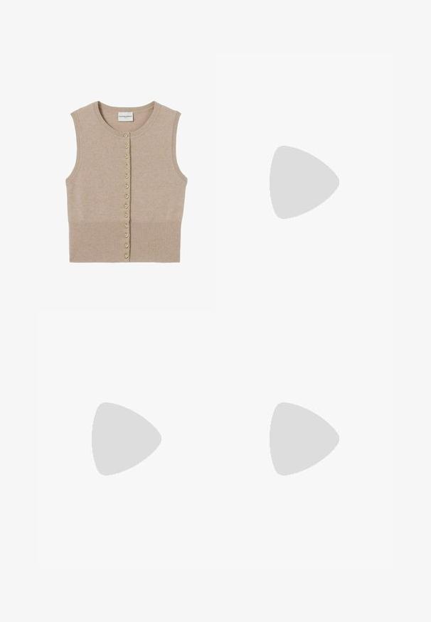 Cárdigan de punto sin mangas en color beige con cuello redondo, que presenta cierres de botones en tono dorado en la parte frontal y una textura de ribete en el dobladillo.; Vestido midi de punto blanco con mangas cortas, escote redondo, botones verticales en la parte delantera y patrones de rayas horizontales texturizadas.; Mocasines de cuero negro con un acabado brillante, que presentan dos hebillas doradas y un tacón bajo. Textura suave con diseño de punta redonda.; Bolso de mano de ante azul oscuro con costuras blancas, asa recortada, correa de hombro estampada y largas borlas de flecos en ambos lados.