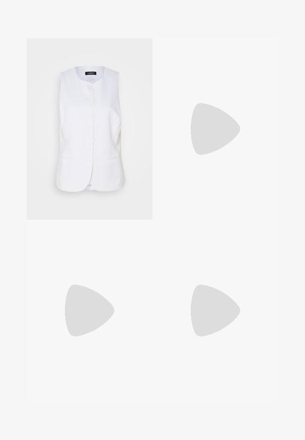 Gilet en lin blanc avec un col rond, fermeture à boutons sur le devant et poches latérales. Coupe ajustée avec une texture lisse et un design minimal.; Chemise en coton noir avec un devant boutonné, un col, des manches longues et une poche poitrine. Présente une texture lisse et un design structuré.; Pantalons larges gris en tissu texturé, avec une taille haute, des plis à l'avant et une coupe droite jusqu'à l'ourlet.; Chaussures en cuir noir à bout pointu et à enfilage, associées à un jean large bleu clair, sur un sol en bois.