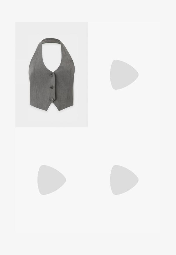Gilet gris sans manches à col halter avec trois boutons noirs sur le devant et un ourlet pointu sur fond blanc.; Robe chemise en jean gris avec col, manches longues, fermeture à boutons sur le devant et deux poches poitrine. Présente une coupe décontractée et droite.; Escarpin en cuir noir à talon aiguille avec un bout pointu, une bride latérale à boucle, des clous le long du bord et un laçage décoratif à l'avant.; Petit sac à main noir brillant avec deux longues anses et des détails à cordon sur les côtés sur un fond clair uni.