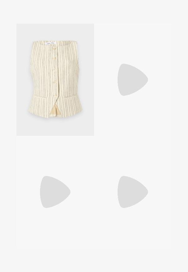 Veste sans manches beige à rayures verticales, fermeture boutonnée à l'avant, deux poches latérales et un ourlet légèrement évasé. Texture légère et respirante.; Blouse vert clair à manches longues avec imprimé floral marron et gris, col en V, et bordure froufroutante le long de l'encolure et devant.; Pantalon beige crème ajusté avec taille haute, passants pour ceinture, fermeture éclair à l'avant et coupe droite, sur fond uni.; Sandales à talons noirs avec un bout carré, fabriquées en cuir lisse. Elles présentent des brides froncées et un talon fin pour plus d'élévation.