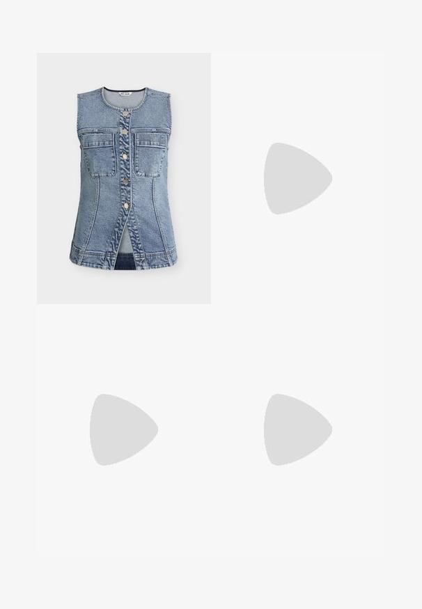 Veste en jean bleue sans manches avec fermeture boutonnée sur le devant, deux poches poitrine, col rond et détails de couture discrets.; T-shirt bleu clair à manches courtes et col rond avec une couture simple, présenté sur un fond blanc.; Jean en denim bleu clair avec une coupe droite, doté d'une fermeture par bouton, de passants pour ceinture et de détails délavés sur le tissu.; Chaussure à talon haut en cuir noir avec un bout pointu, texture lisse et un talon effilé. Design minimaliste, sans embellissements supplémentaires.