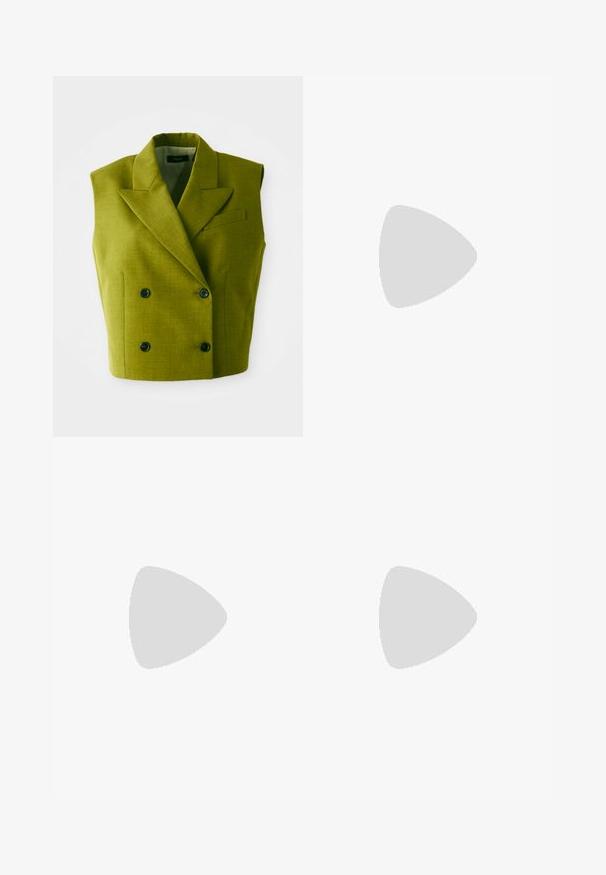 Sømløs dobbeltbrystet olivengrøn blazer med spidse lapeller og fire sorte knapper på hvid baggrund.; Elleme ONE SHOULDER - Langærmet T-shirt - light green/white; Materiel DIAGONAL GATHERED SKIRT - Pencil skirt - golden hour; Beige læder ankelstøvle med firkantet tå, synlige sømme og chunky sort skulptureret blokhæl på hvid baggrund.