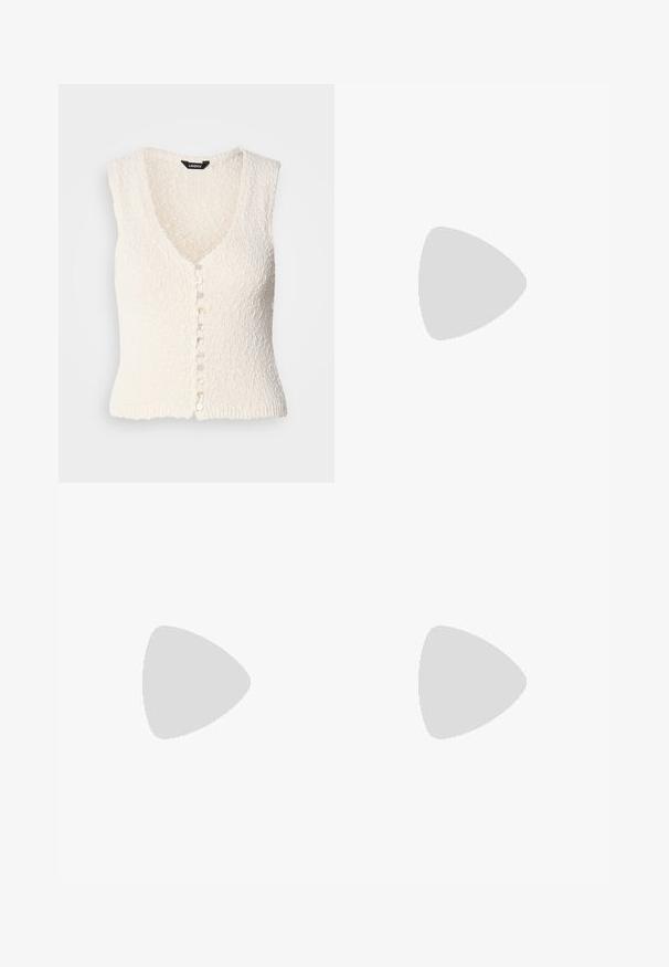Gilet en tricot sans manches blanc avec un col en V et un tissu texturé. Il présente une fermeture à bouton avec des boutons ronds de couleur claire.; Chemise courte à manches courtes en coton beige clair avec un devant à boutons, un col pointu et un détail de poche brodé.; Pantalons larges beiges en tissu léger. Dotés d'une taille élastique et d'une texture lisse, sans matériel visible ni motifs.; Mule blanche à bout ouvert avec talon bloc sur sol pavé près d'un mur carrelé, inclinée pour montrer les vues latérale et supérieure.