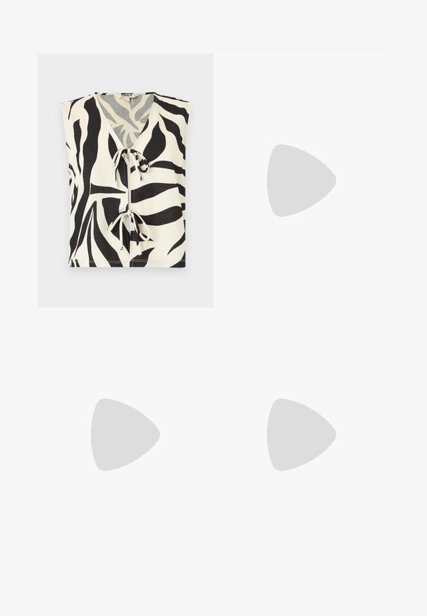 Top sem mangas com estampa de zebra preto e branco, decote em V e dois fechos de atar na frente.; Vestido azul-marinho sem mangas com alças finas, corpete franzido, cintura franzida e acabamento em renda no topo e na bainha.; Salto slingback em couro patente castanho com biqueira apontada, um salto fino e uma faixa ajustável com uma pequena fivela.; Bolsa de mão retangular em couro preto com uma única alça longa e acabamento brilhante, exibida contra um fundo branco simples.