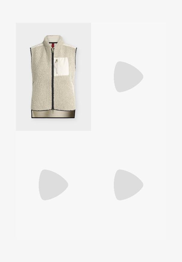 Veste sans manches beige en polaire sherpa avec fermeture éclair à l'avant, col montant et poche poitrine zippée avec panneau en tissu lisse.; Robe tricotée noire avec un décolleté en V profond, des manches longues et une silhouette droite. Confectionnée en tissu doux et texturé. Sans motifs ni accents visibles.; Bottes en cuir noires jusqu'aux genoux avec un bout pointu et un petit talon, présentées sur un fond clair.; Sac à main en cuir noir avec une grande ouverture sur le dessus et une seule bandoulière. Texture douce, design minimaliste, avec des accents métalliques discrets.