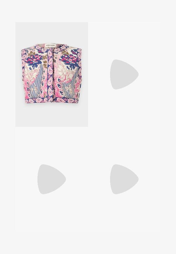 Veste courte sans manches avec texture matelassée, présentant des motifs floraux et rayés dans des tons bleus, roses, blancs et marrons, fermeture frontale à boutons.; T-shirt rose clair à manches courtes en matériau doux, avec un col rond et un design simple et droit. Style minimaliste.; Pantalon beige à jambes larges avec des imprimés botaniques et d’oiseaux bleus, avec des feuilles et des branches détaillées et un oiseau perché sur une branche.; Chaussure en cuir couleur crème à enfiler avec un bout pointu, des détails froncés à l'avant et un petit talon carré.