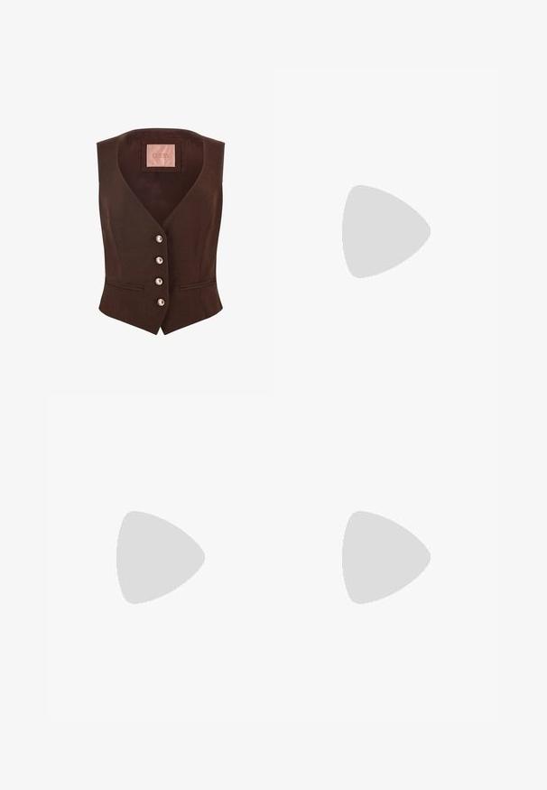 Hnedý priliehavý sveter s véčkom, so zapínaním na päť strieborných gombíkov a dvoma prednými vreckami. Na vnútornej strane je štítok s nápisom "GUESS" v ružovej farbe.; Dlhý rukáv tmavozelenej olivovej košele s gombíkmi, špicatým golierom a priliehavým pásom, zobrazená na jednoduchom svetlom pozadí.; Hnedé široké nohavice s vysokým pásom, skladaným predným dielom a hladkou textúrou látky. Obsahujú dve bočné vrecká a majú čistý, upravený vzhľad.; Hnedá lakovaná balerína s špicatou špičkou a tromi nastaviteľnými prackami na boku, zobrazená z vonkajšieho profilu.