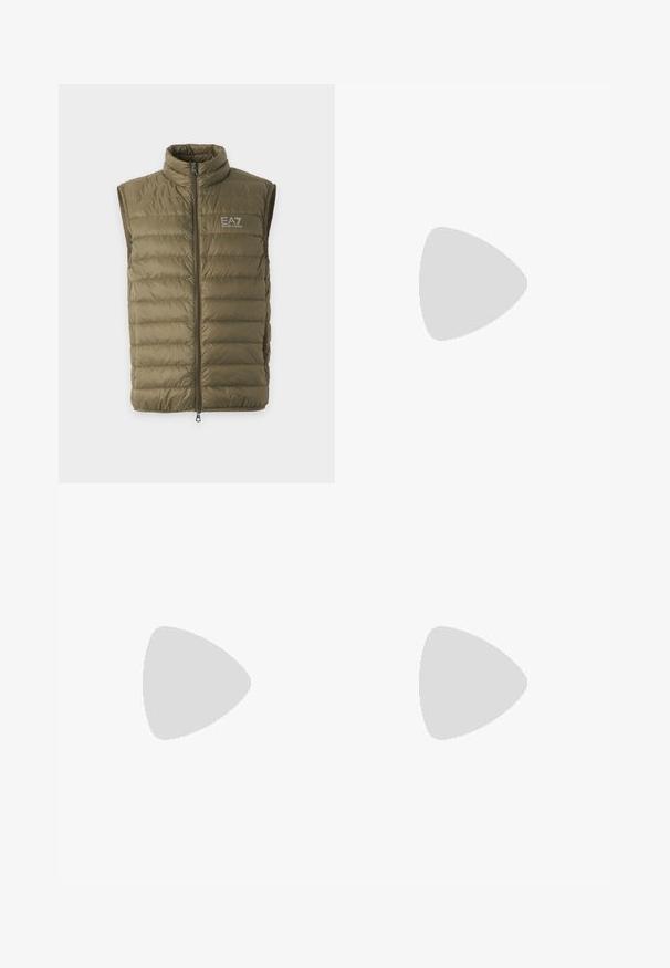 Chaleco acolchado sin mangas de color verde oliva con cuello alto, cremallera frontal y logo EA7 Emporio Armani en el pecho izquierdo.; Camiseta de manga corta en azul oscuro con cuello redondo y un sutil logo grande impreso en el centro delantero.; Vaqueros azules de corte recto con zonas desgastadas y múltiples parches deteriorados en la parte frontal de los muslos y las rodillas.; Zapatilla negra de cuero con una textura suave, puntera redonda y cierre de cordones. Presenta una suela de goma gruesa y un detalle de marca mínimo.