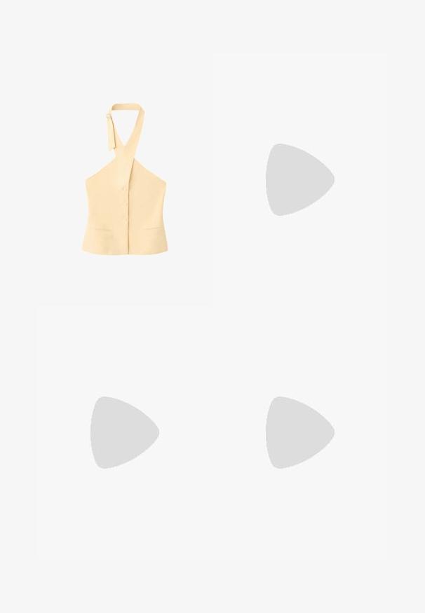 Haut beige sans manches à col halter avec trois boutons sur le devant, deux petites poches avant et bretelles réglables avec fermeture par boucle.; Crop top blanc à col halter avec un détail anneau écaille au centre de l'encolure devant.; Pantalon blanc à jambes larges avec taille élastique et cordon de serrage, en tissu léger.; Escarpins slingback en cuir beige à bout pointu, talon kitten bas et finition lisse.