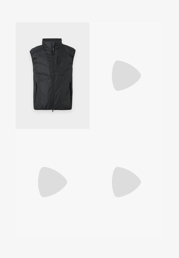 Veste matelassée noire sans manches avec col montant, fermeture éclair à l'avant, et poches zippées sur la poitrine et les côtés, sur un fond uni.; Chemise à manches longues à rayures bleu foncé et blanches, réalisée en tissu doux. Elle présente un col rond et un petit détail logo sur la poitrine.; Jean en denim bleu clair à coupe large avec des détails délavés et des blocs de couleur plus foncés près de l'ourlet, bouton devant et poches visibles.; Baskets basses en cuir marron foncé avec semelle en caoutchouc noire, lacets à l'avant et design minimaliste épuré sur fond clair.