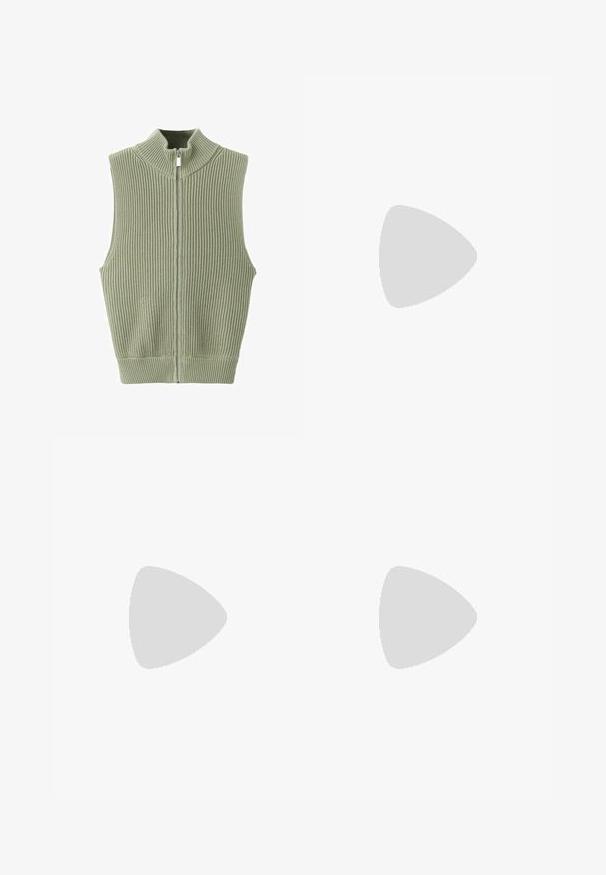 Veste sans manches en maille côtelée vert sauge avec col montant et fermeture éclair à l'avant, posée à plat sur un fond blanc.; Chemise blanche à manches longues avec un col classique et un nœud devant allongé. Fabriquée en tissu lisse, elle présente une coupe décontractée et sans motifs.; Pantalon noir à jambes larges avec passants de ceinture, bouton frontal et fermeture éclair, étalé à plat sur un fond blanc.; Mocassins en cuir noir avec une semelle épaisse et texturée, dotés d'une sangle sur le vamp et d'une finition lisse et polie.