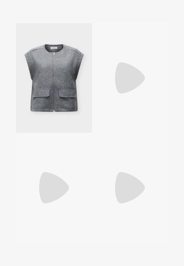 Veste sans manches en laine texturée grise avec fermeture éclair devant et deux poches à rabat avec boutons-pression, col rond, présentée à plat sur fond blanc.; Chemise gris clair à manches longues, boutonnée, avec col, sept boutons foncés sur le devant et ourlet droit.; Pantalon de survêtement noir à jambes larges avec ceinture élastique et cordon de serrage. Confectionné en tissu doux, avec des coutures avant pour plus de détails.; Ballerines en cuir noir avec un bout pointu, une semelle plate et une petite sangle à boucle autour de la cheville pour un maintien sécurisé.