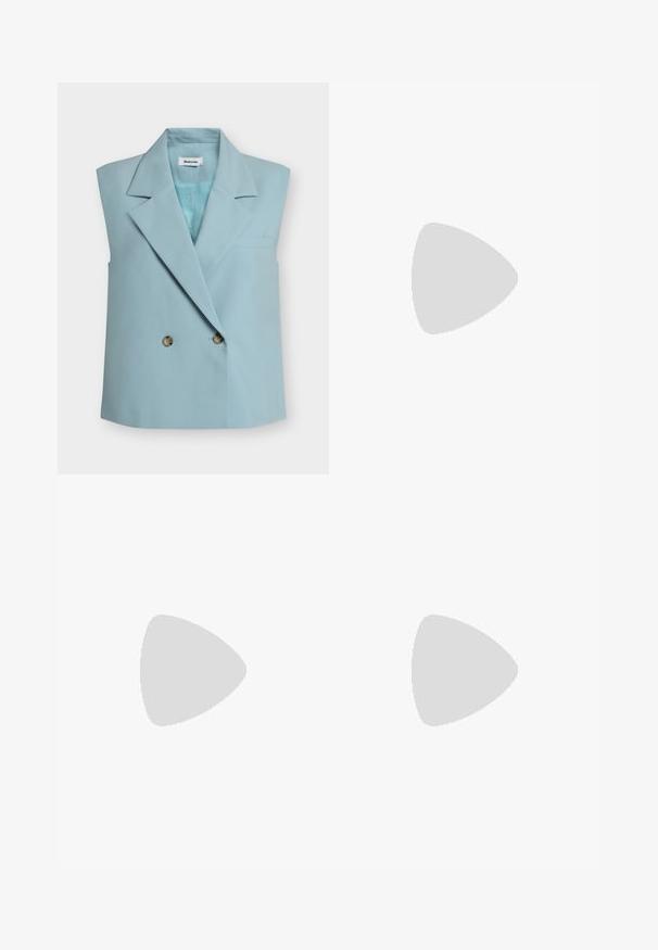 Veste sans manches bleu clair à double boutonnage avec larges revers et deux boutons, avec une petite poche poitrine.; Chemise bleu clair avec col, manches longues, fermeture boutonnée à l'avant et détails plissés à la taille, en tissu lisse.; Pantalon large bleu marine avec fentes latérales, taille haute et devant lisse, présenté sur un fond blanc.; Escarpin en cuir beige à talon haut avec un bout pointu et un détail découpé sur le côté, possédant un talon stiletto fin pour le soutien.