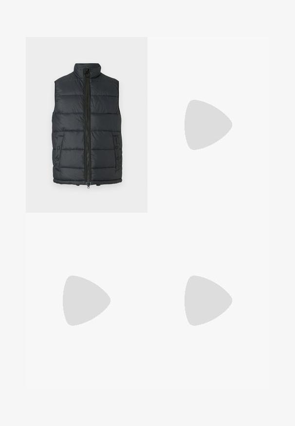 Veste matelassée gris foncé avec col montant, fermeture éclair complète à l'avant et poches à boutons-pression. Texture douce et finitions cousues sur toute la surface.; Sweat-shirt gris foncé à col rond avec poignets et ourlet côtelés, présentant un petit texte blanc "SAMSOE SAMSOE" sur la poitrine gauche.; Jean en denim bleu foncé à jambes larges avec poches avant, passants de ceinture, fermeture par boutons et légère décoloration sur les cuisses et les genoux.; Mocassin en cuir noir avec une plaque de marque en métal reposant près d'une table ronde marron sur un sol recouvert de moquette beige.