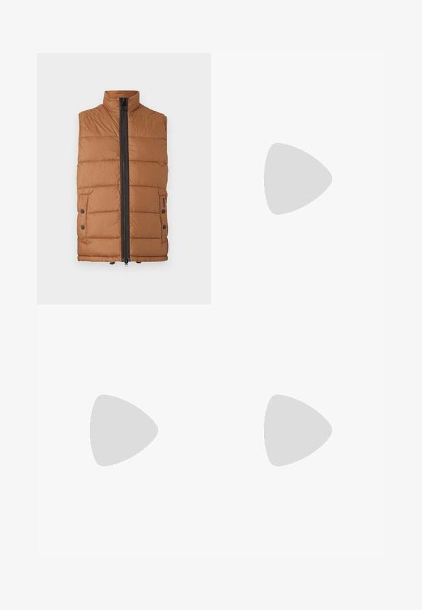 Veste matelassée marron avec un col montant, une fermeture éclair intégrale à l'avant et des détails à boutons-pression sur les poches. Tissu lisse et léger.; Sweat-shirt marron à col zippé avec manches longues, fabriqué en tissu doux, avec un logo discret sur la poitrine, et des poignets et un bas côtelés.; Jean en denim droit taille haute bleu avec fermeture à bouton, poches avant et détails décolorés sur les cuisses et les genoux.; Chaussure habillée en cuir marron avec un bout arrondi, des accents de couture minimum, et une semelle noire robuste. Présente un système de laçage et une texture lisse.
